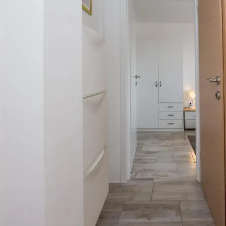 דירה With Parking Space - 19100 ויר